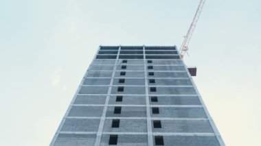 Çok katlı İnşaat Sanayi ve İnşaat Vinç Berrak gökyüzü arka plan üzerinde altında.