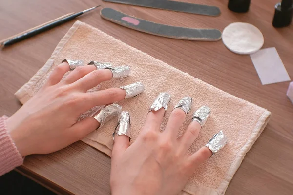 Ta bort gel Polish från naglar. Alla fingrar med folie på båda händerna. Närbild hand. Framifrån. — Stockfoto