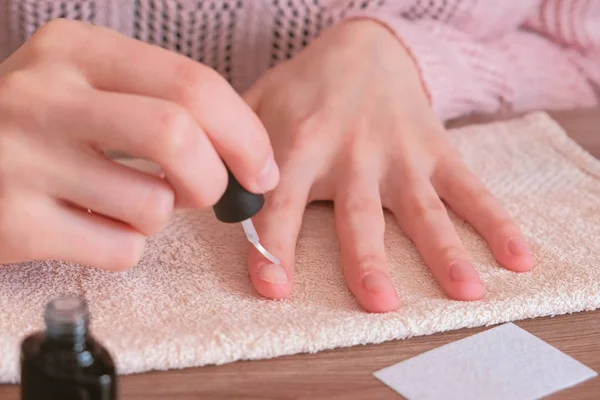 Kvinnan sätter primer på sina naglar innan shellac. Närbild händer. — Stockfoto