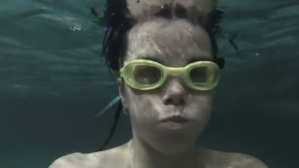 La mujer está nadando bajo el agua. Primer plano retrato de las mujeres en googles . — Vídeos de Stock