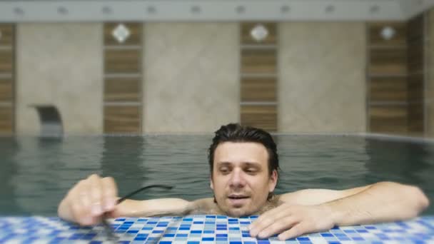 남자는 선글라스에 수영장에서 수영. — 비디오
