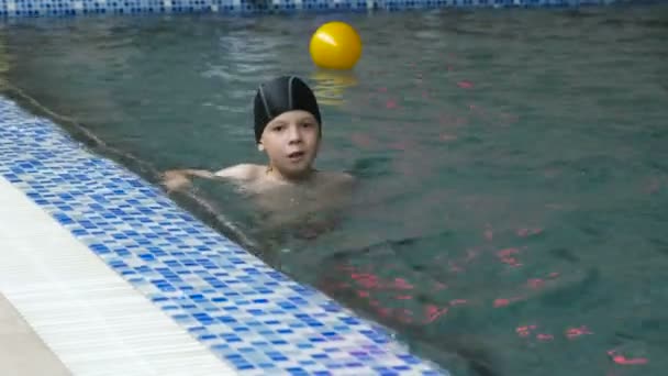 Junge schwimmt im Schwimmbad. 7-Jährige. — Stockvideo