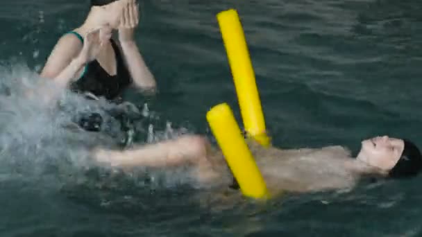 엄마 7-올해-된 아들 수영장에서 수영을 르 친다. — 비디오