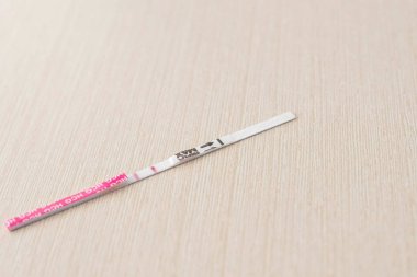 Masada iki şeritler ile pozitif gebelik testi sonucu. Bir test üzerinde iki şeritler.