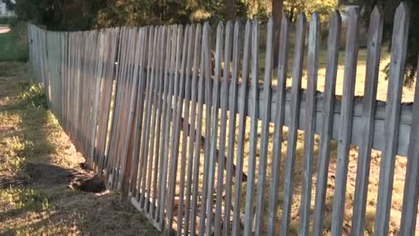 Clôture en bois sur la ferme. — Video