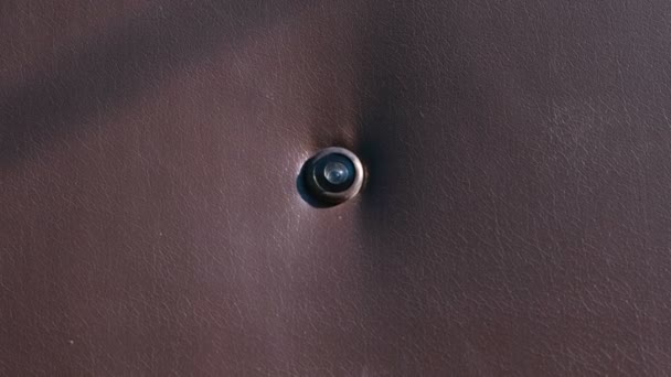 Dveřní kukátko na kožené lemované dveře. — Stock video