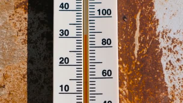 Termómetro en una pared oxidada que muestra 30 grados de calor . — Vídeo de stock