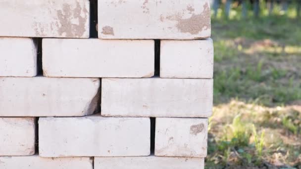 Pallet di mattoni primo piano per la costruzione di una casa in campagna . — Video Stock