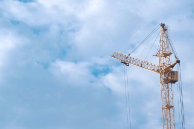 Gökyüzü arka planında inşaat vinci.