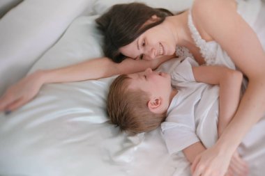 Anne ve oğlu birlikte yatakta uyanmak.