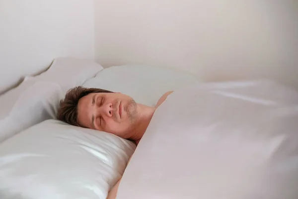 Человек спит в постели один. . — стоковое фото