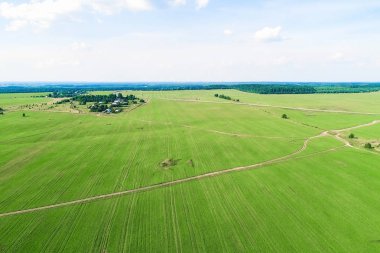 Uçan Köyü, alanları ve ormanları üzerinde. Güzel kuş-göz görüş-.