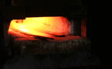 Kılıç dışarı metal demirhane, yapma. Fırın içinde metal demir çubuklar Isıtma.