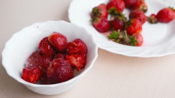 Juicy appetizing tasty strawberry on two white plates. — Stock Video