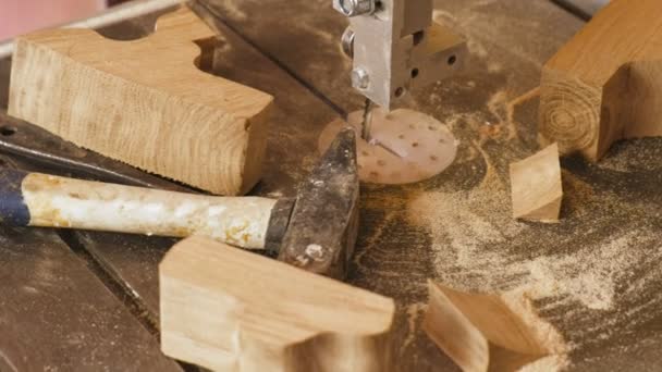 Sierra de cinta con piezas de madera juguetes . — Vídeos de Stock