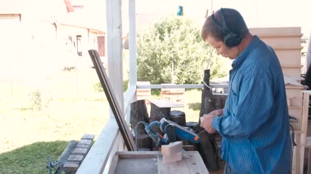 Carpintero artesano pule una pieza de madera en una rectificadora . — Vídeo de stock