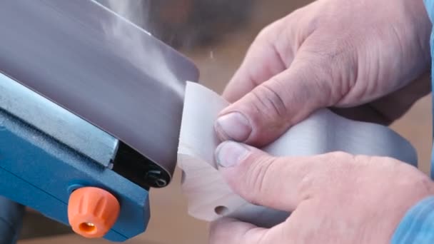 Tischler poliert ein Holzteil auf einer Schleifmaschine. Hände aus nächster Nähe. — Stockvideo