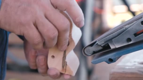 El carpintero pule las piezas de madera en una máquina de pulir. Primer plano de las manos. — Vídeos de Stock