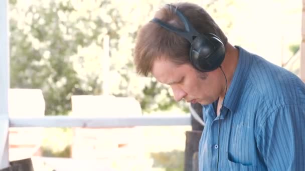 Homme travaillant dans la nature dans les écouteurs . — Video