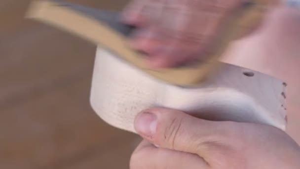 Carpenter csiszolva a fa részek csiszolópapírral. Közeli kezek. — Stock videók