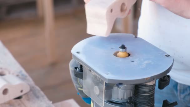 Carpenter make a wooden parts on a manual milling machine. Close-up hands. — Stock Video