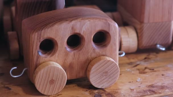 Remolque de madera del coche del juguete en la mesa en el taller . — Vídeos de Stock