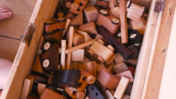 孩子从木箱里掏出木制玩具。特写手. — 图库视频影像