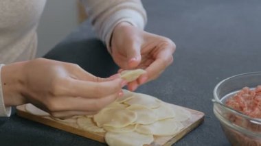 Kadın Köfte kıyma et, yakın çekim el ile yapar.