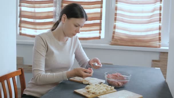Женщина делает пельмени с мясом. . — стоковое видео