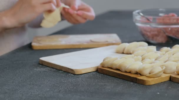 Donna Gnocchi Con Carne Macinata Mani Ravvicinate — Video Stock