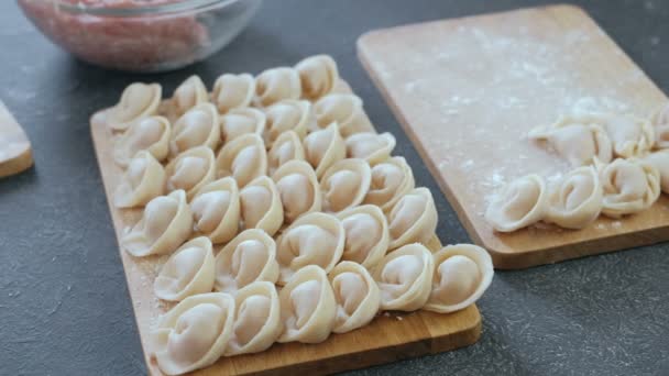 Dumplings met gehakt vlees op een houten bord. Close-up weergave. — Stockvideo