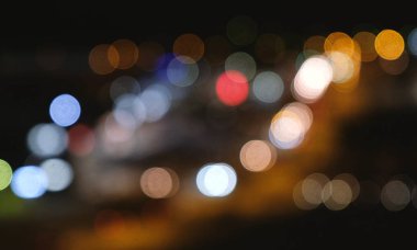 Ufuk gece trafik ışıkları arabalarından. Arka plan bulanıklık.