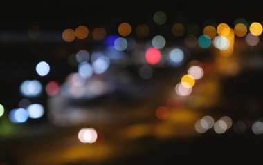 Şehir ve yolun bir yükseklikten bulanık bakış. Bulanık hareketli arabalar trafikte şehir. Gece.