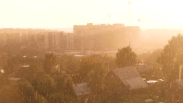 Zware regen met zon. Prachtig uitzicht over de stad. — Stockvideo