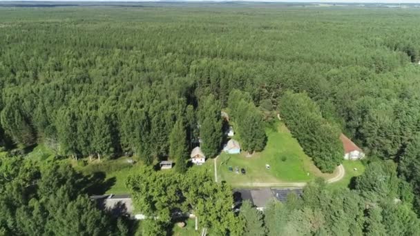 Vista aérea para a aldeia entre a floresta . — Vídeo de Stock