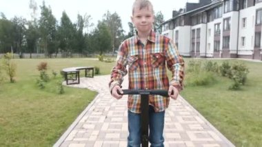 Çocuk ev yakınındaki gyro scooter üzerinde haddeleme.