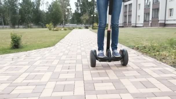 Bruneta Žena Jede Skútru Gyroskop Poblíž Domu — Stock video