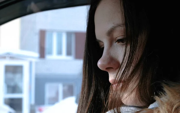 Fechar as mulheres rosto sentado no carro e sorrindo . — Fotografia de Stock