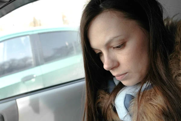 Close-up mulheres rosto sentado no carro inverno interior . — Fotografia de Stock