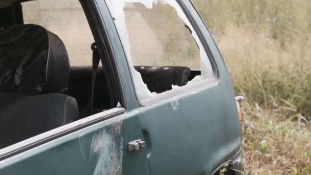 Auto s rozbitými okny. Nehoda opuštěné staré auto. — Stock video