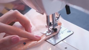 Kadın dikiş dikiş makinesi detay. Yakın çekim el.