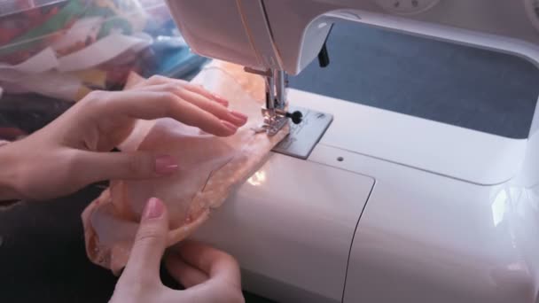 Dettaglio da cucito donna sulla macchina da cucire. Primo piano mano . — Video Stock