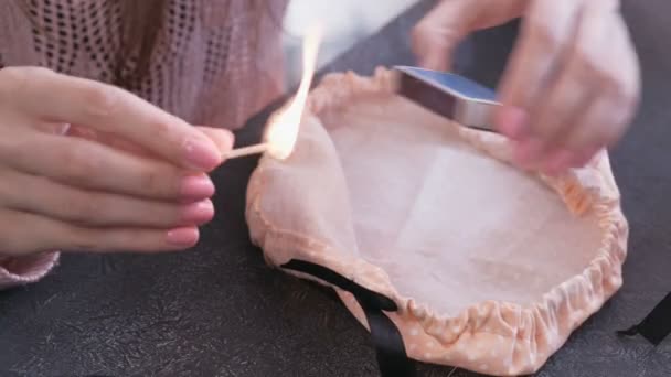 Nő scorches szélén a szalagot gyújtott mérkőzés. Közeli kezek. — Stock videók