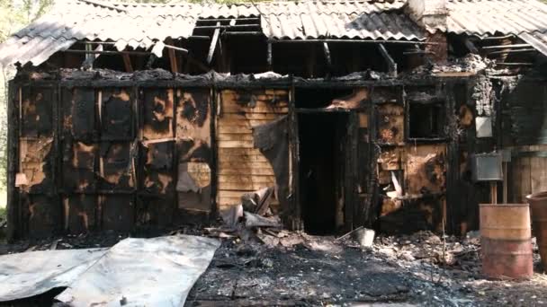 Particuliere houten huis afgebrand. — Stockvideo