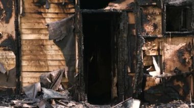 Özel ahşap evi yaktım.