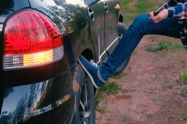 A mulher chuta o volante do carro. Espera por ajuda . — Fotografia de Stock