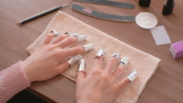 Extracción de gel polaco de las uñas. Todos los dedos con papel de aluminio en ambas manos. De cerca la mano. Vista superior . — Vídeos de Stock