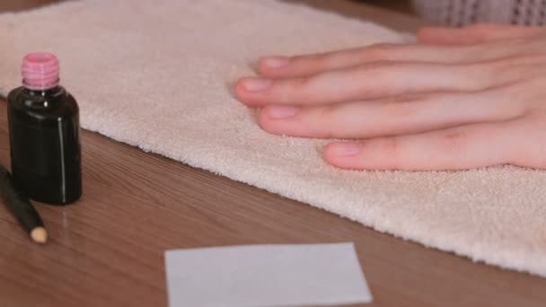 Femme met une première couche de gomme laque rose sur ses ongles. Gros plan . — Video