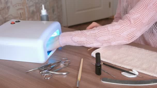 Vrouw Droogt Haar Nagels Met Schellak Lamp Close Hand — Stockvideo