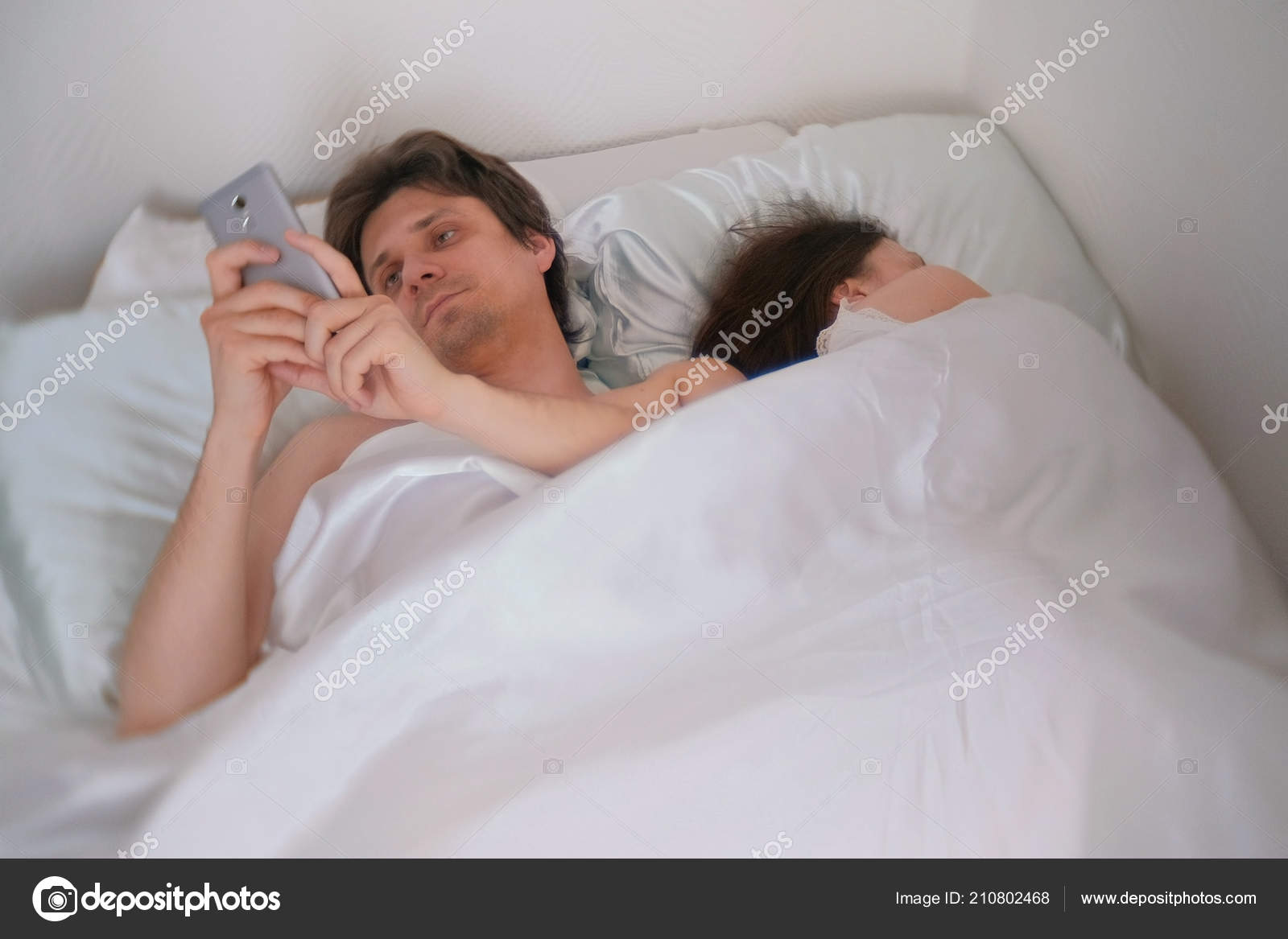 Сон муж и жена. Воспользовалась спящим мужем. Парочка зевает. Мужчина спит в постели. Спящие мужчина и женщина.